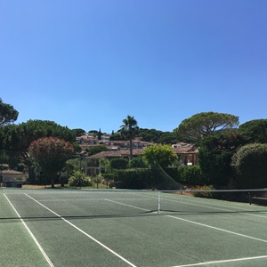julien, un instructeur de tennis à Saint-Raphaël