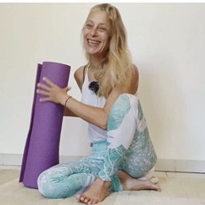Caroline, un professeur de yoga à Concarneau