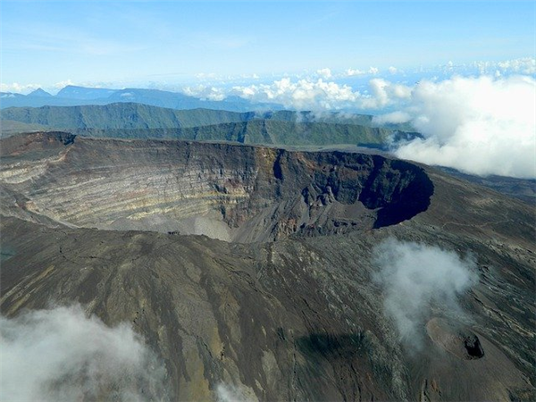 Visiter La Réunion : survoler le volcan en hélico