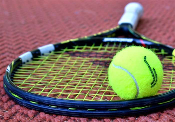 Quels sont les accessoires essentiels pour une femme qui débute en tennis??