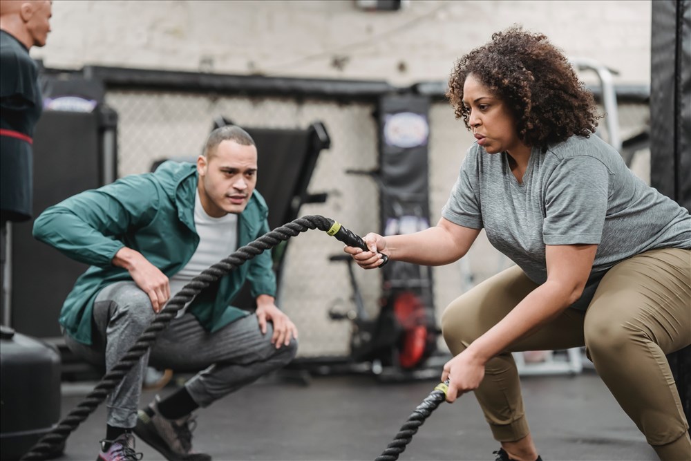 Choisir entre coaching privé et collectif pour le sport